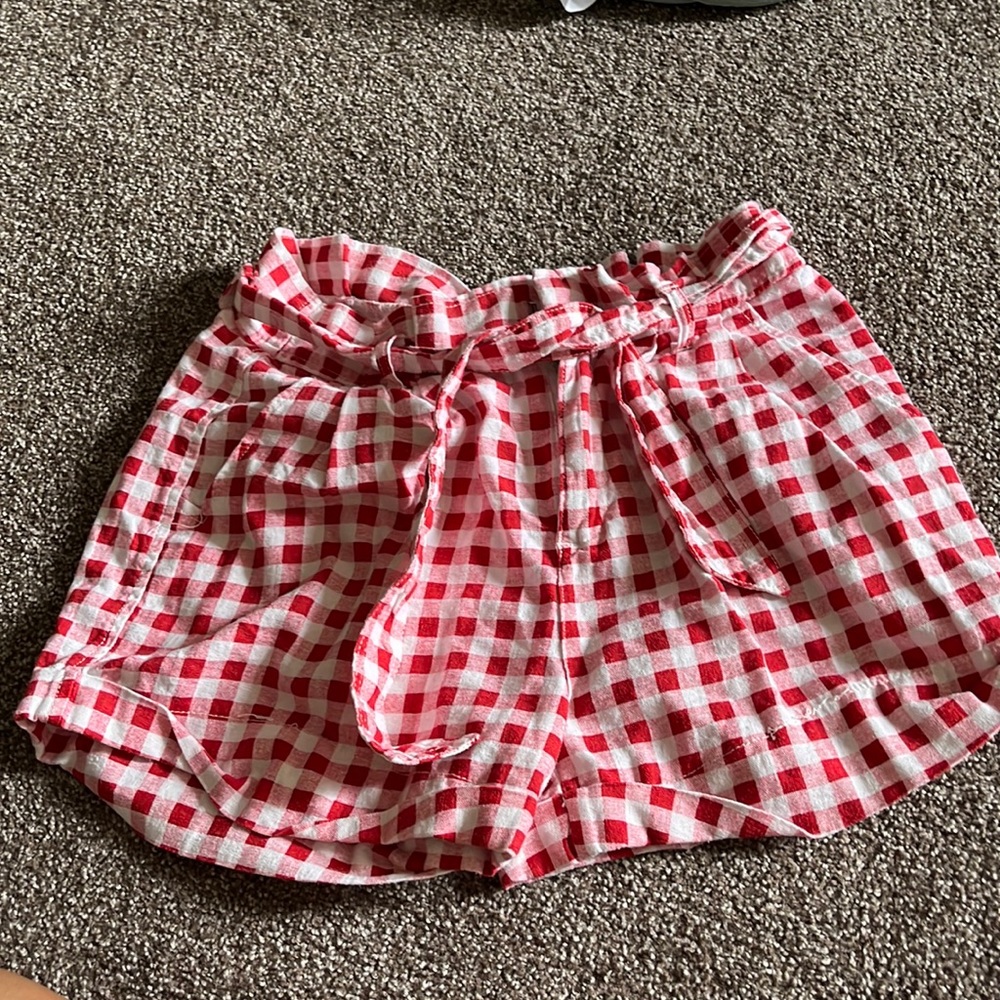 Women’s size 25 red and white checkered shorts. 55% linen, tie around waist